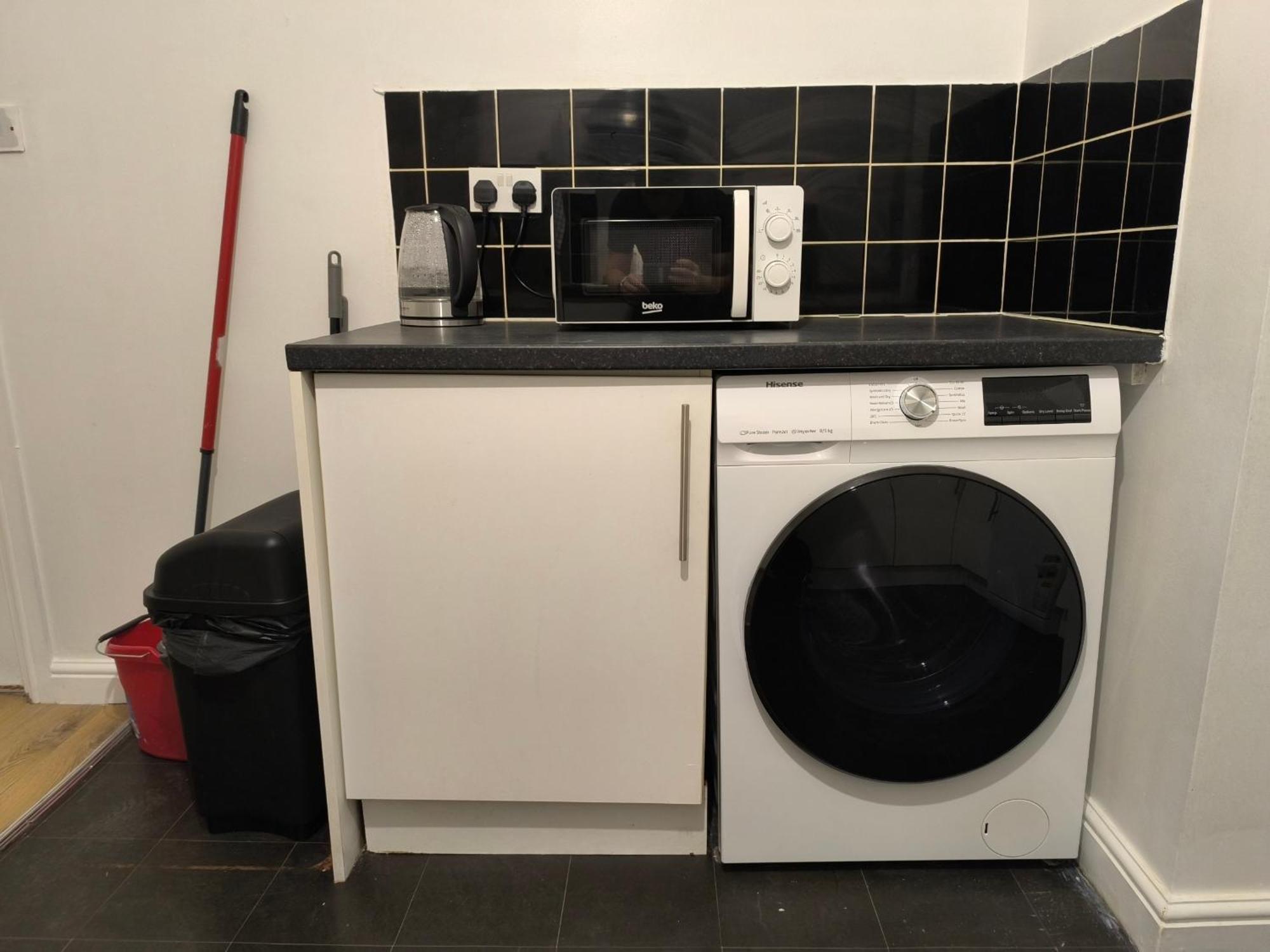 4 Pers Style Near South Wimledon Station R3 *