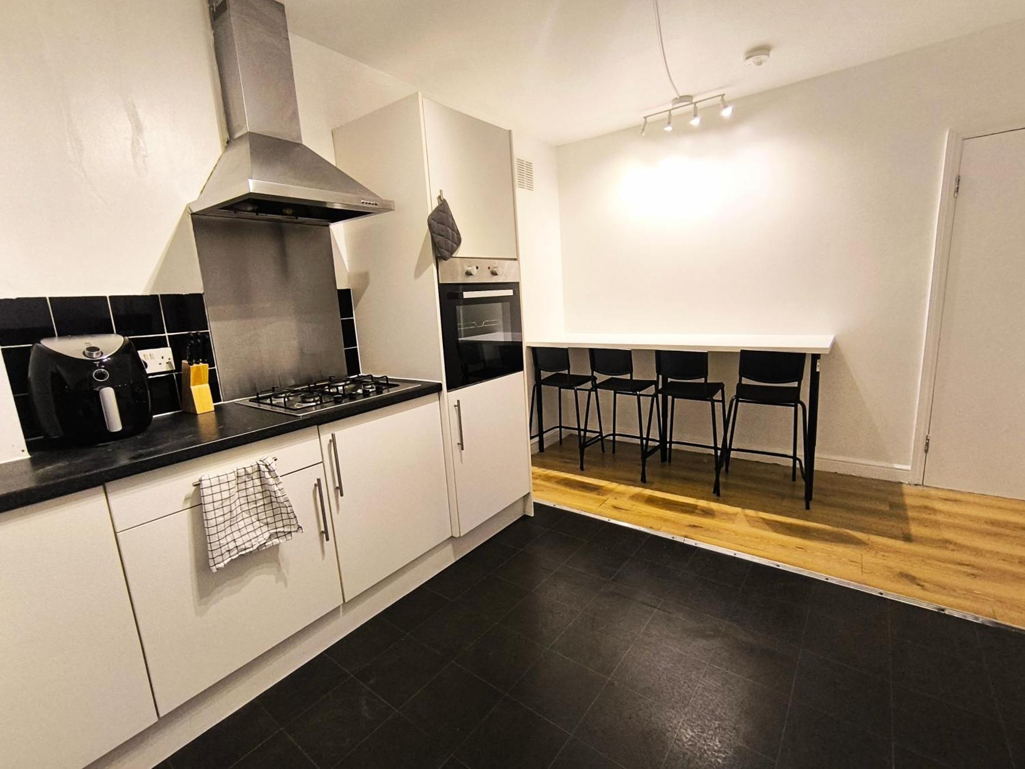 4 Pers Style Near South Wimledon Station R3 London