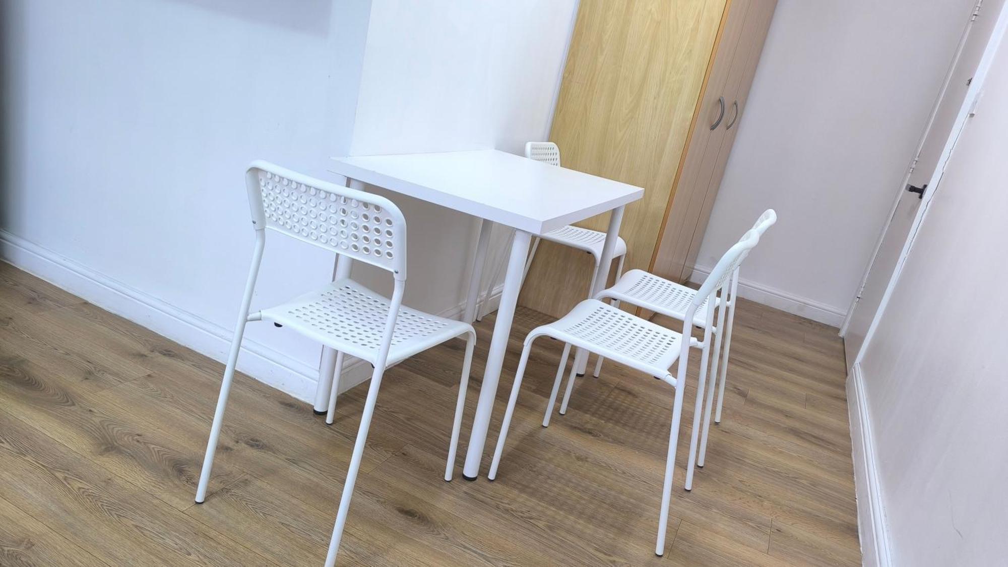 4 Pers Style Near South Wimledon Station R3 *