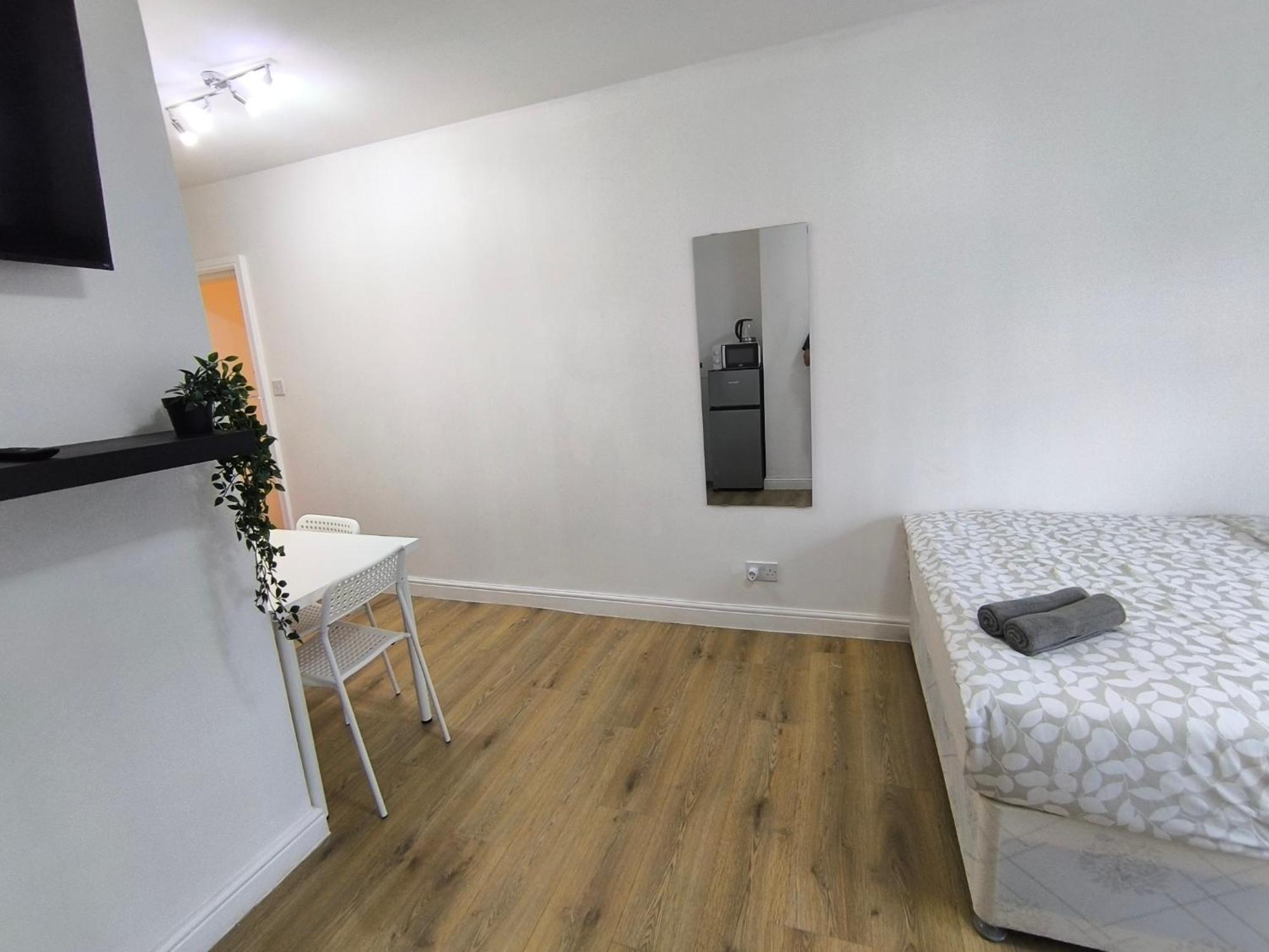 Guest house 4 Pers Style South Wimledon Tube Station London