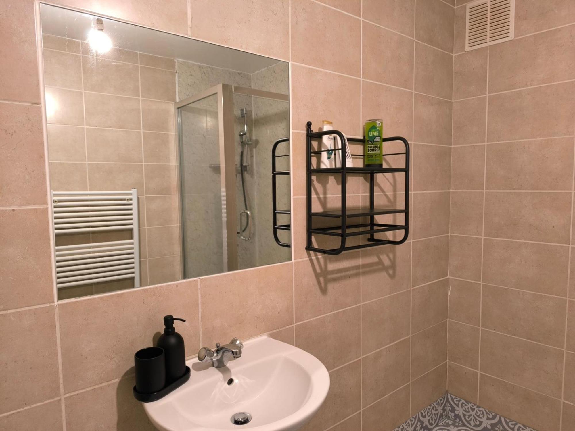 Guest house 4 Pers Style South Wimledon Tube Station *