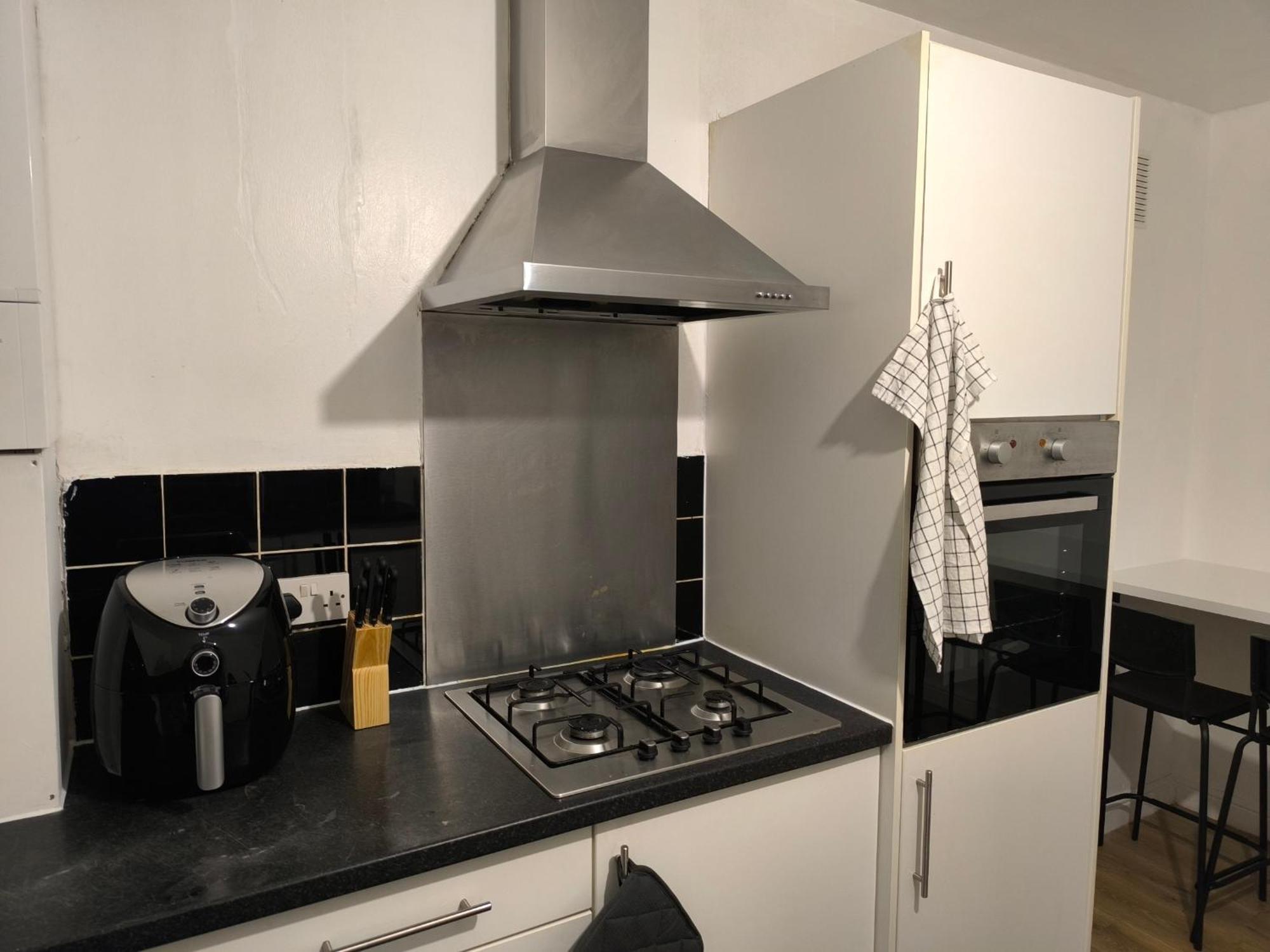 Guest house 4 Pers Style South Wimledon Tube Station *