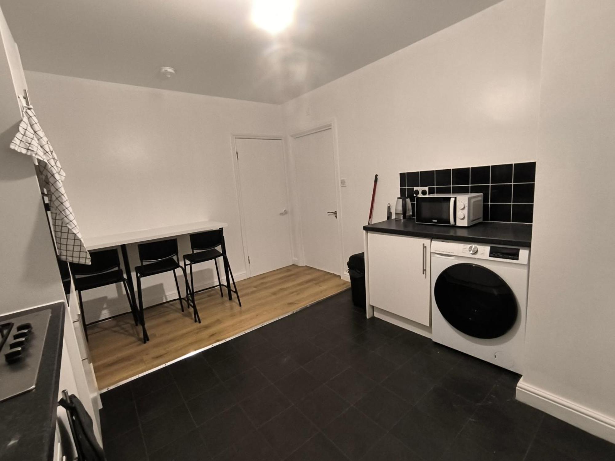 Guest house 4 Pers Style South Wimledon Tube Station London