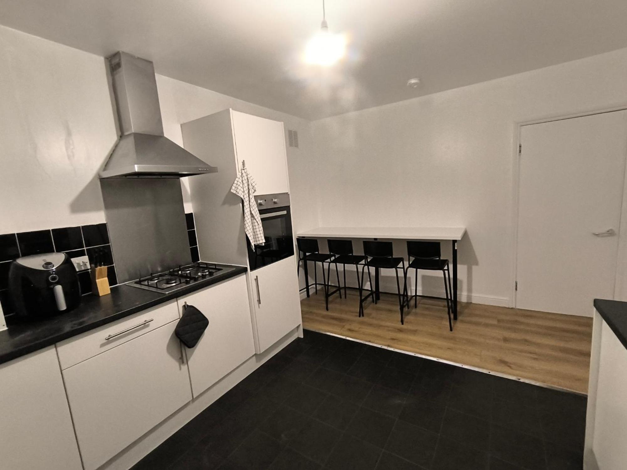 4 Pers Style South Wimledon Tube Station *