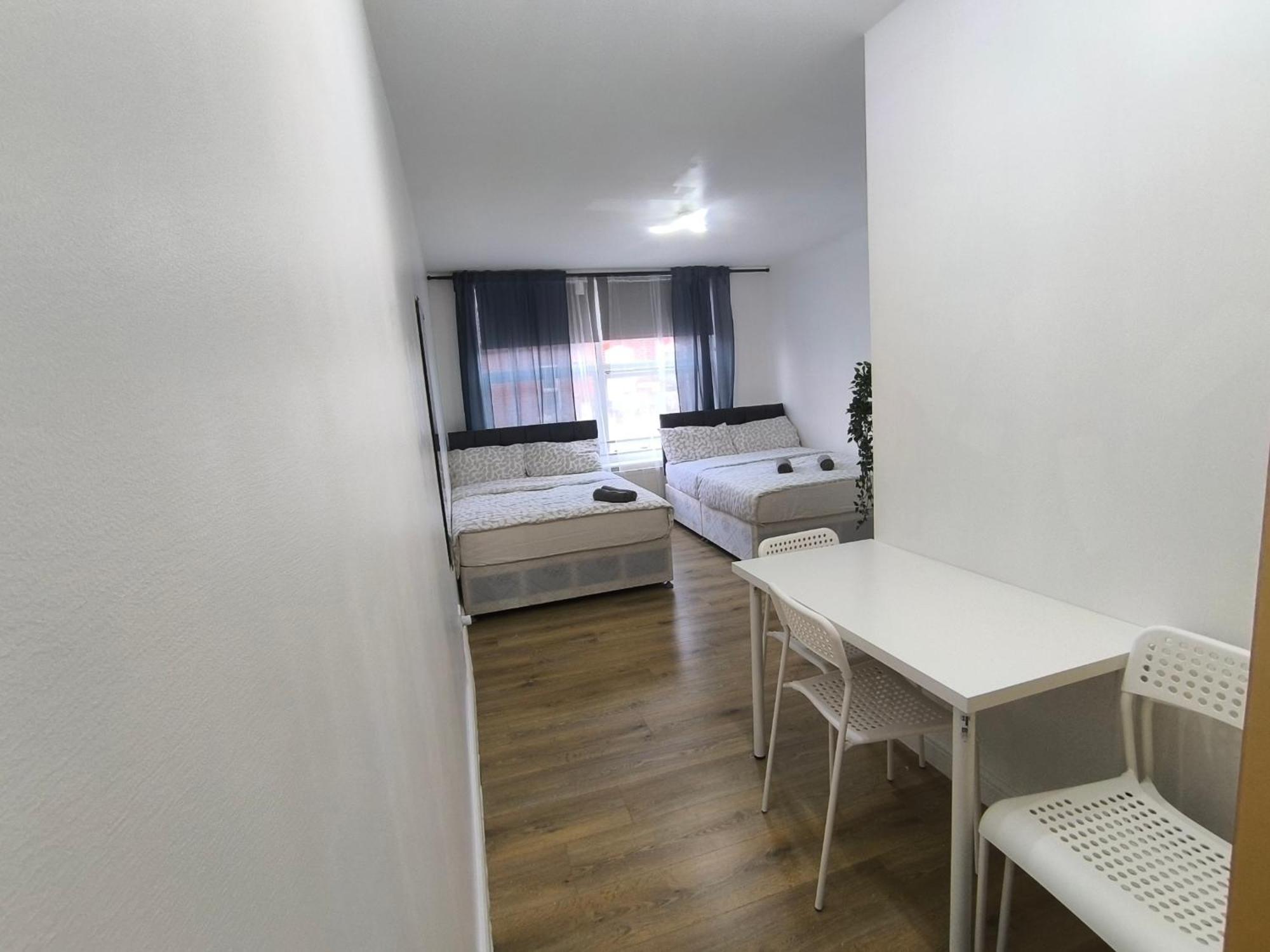 4 Pers Style South Wimledon Tube Station London