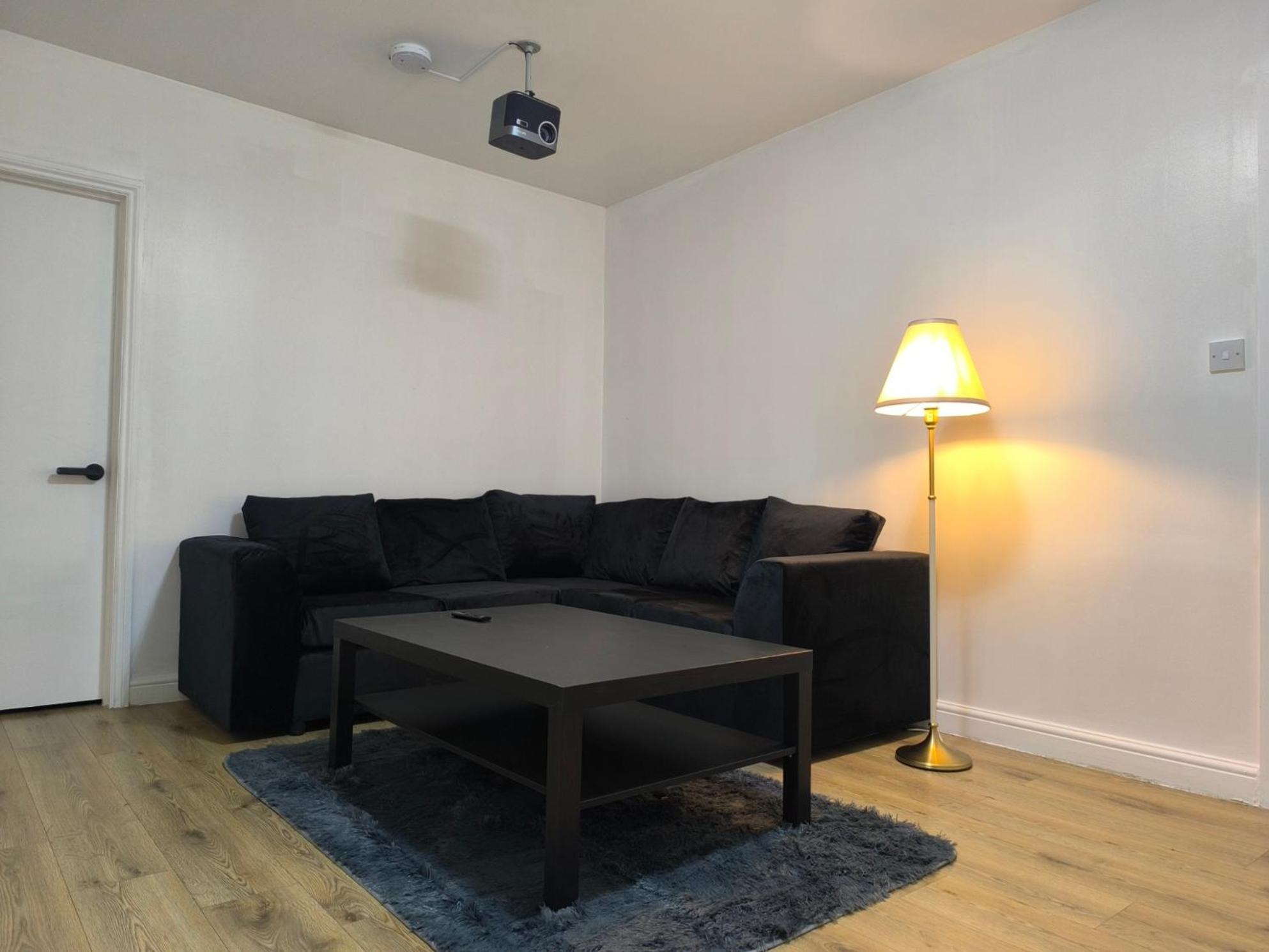 4 Pers Style South Wimledon Tube Station *